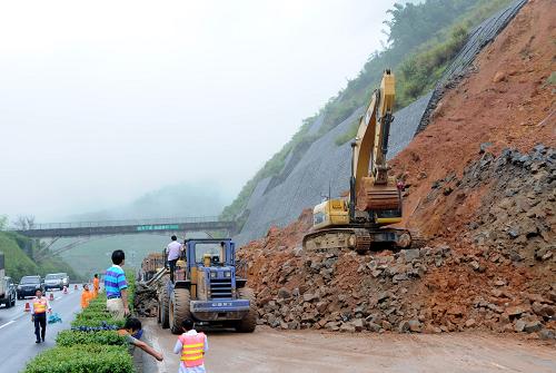 6月19日,工作人員在福(州)銀(川)高速福建尤溪聯(lián)合段塌方現(xiàn)場搶修。 據(jù)福建省交通運輸廳有關(guān)負責人介紹,福建省因強降雨受災(zāi)最嚴重的三明和南平市,高速公路發(fā)生14處塌方,發(fā)生泥石流的土方量為4萬立方米。救援人員共投入760臺(套)挖掘機、裝載機、移動照明等救援設(shè)備連夜進行搶修。新華社記者 康淼 攝