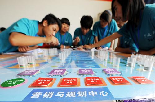 7月15日,西藏職業(yè)技術(shù)學(xué)院財(cái)經(jīng)專業(yè)的學(xué)生在進(jìn)行模擬營(yíng)銷大賽。新華社記者 覺(jué)果 攝