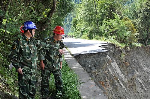 7月25日,武警交通四支隊(duì)搶通人員在垮塌現(xiàn)場查勘。 當(dāng)日上午,川藏公路波密縣境內(nèi)索通村段K4062+700米處,因公路對(duì)面的山體暴發(fā)泥石流阻塞河道,迫使帕隆藏布江水改道。受江水浸泡和沖刷,70余米的路基完全垮塌,川藏公路波密縣境內(nèi)交通中斷??逅范文壳坝薪?00臺(tái)車輛和700余人受阻,但無人員傷亡。目前,擔(dān)負(fù)該段養(yǎng)護(hù)保通任務(wù)的武警交通四支隊(duì)已啟動(dòng)應(yīng)急搶通預(yù)案,組織搶險(xiǎn)突擊隊(duì),出動(dòng)挖掘機(jī)、裝載機(jī)、自卸車等大型裝備趕赴現(xiàn)場實(shí)施搶通。新華社發(fā)(劉云攝)