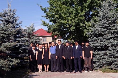 8月15日,在哈薩克斯坦阿拉木圖,中國駐阿拉木圖總領(lǐng)館舉行哀悼儀式,悼念舟曲特大山洪泥石流遇難同胞。新華社記者趙宇攝