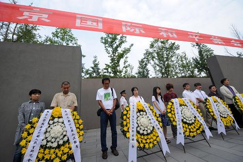8月15日,參加和平集會(huì)的日本友人向南京大屠殺遇難者敬獻(xiàn)花圈。當(dāng)日,二戰(zhàn)被日本強(qiáng)擄勞工遇難者家屬、日本友人和南京各界人士等300多人在侵華日軍南京大屠殺遇難同胞紀(jì)念館的和平公園舉行和平集會(huì),祭奠30萬(wàn)南京大屠殺遇難同胞,紀(jì)念中國(guó)人民抗日戰(zhàn)爭(zhēng)勝利65周年。新華社記者 韓瑜慶 攝