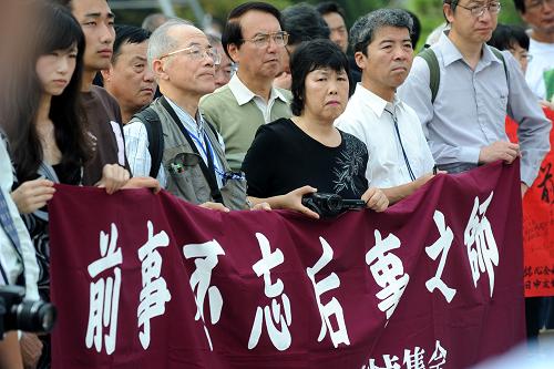 8月15日,日本銘心會(huì)南京友好訪華團(tuán)成員參加和平集會(huì)。新華社記者 韓瑜慶 攝
