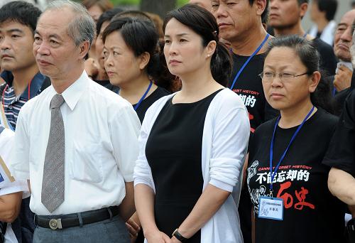 8月15日,臺(tái)灣地區(qū)少數(shù)民族民意代表高金素梅(中)參加和平集會(huì)。新華社記者 韓瑜慶 攝