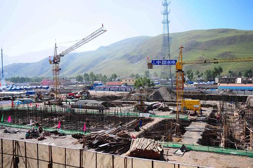 8月15日,玉樹州第三完全小學(xué)重建工程正在加緊進(jìn)行。 目前,青海玉樹災(zāi)后重建第一批工程項目正在抓緊施工,進(jìn)展順利。據(jù)了解,第一批開工的10個項目和20個村莊建設(shè)項目中,玉樹州第三完全小學(xué)、第一民族中學(xué)、紅旗小學(xué)、LNG加氣站、藏醫(yī)院和13個農(nóng)村住房建設(shè)項目已經(jīng)開工建設(shè)。其他項目正在加緊開展征地拆遷、住戶安置、企業(yè)遷建、道路修建等工作,施工條件成熟后將陸續(xù)開工建設(shè)。 新華社記者 吳光于 攝