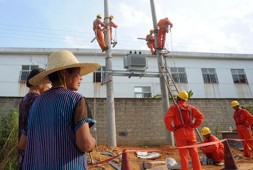 這是電力服務(wù)人員在寧國(guó)市河瀝辦事處平安村進(jìn)行電力臺(tái)區(qū)的改造(8月14日攝)。隨著家電下鄉(xiāng)政策的逐步普及,地處皖南山區(qū)的安徽省寧國(guó)市農(nóng)村電網(wǎng)負(fù)荷越來越大,用電量同比增幅達(dá)23%。為確保家電下鄉(xiāng)后農(nóng)民順利用電,寧國(guó)市投入1200多萬元,加快了對(duì)農(nóng)村電力線路的整改和升級(jí),2010年以來已有近7000戶農(nóng)家完成電力改造。新華社記者王雷攝