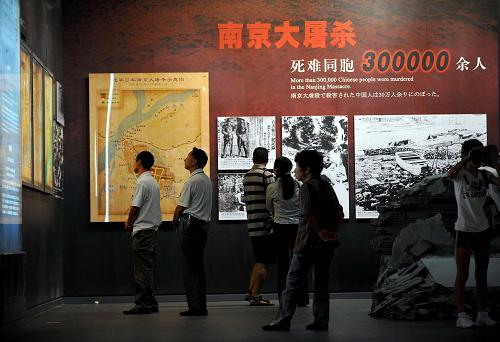 8月15日,觀眾在中國人民抗日戰(zhàn)爭紀(jì)念館內(nèi)參觀。新華社記者羅曉光攝