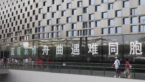 8月15日,游客經(jīng)過上海世博園城市主題館。當日,為表達對甘肅舟曲特大山洪泥石流遇難同胞的深切哀悼,上海世博園區(qū)停止所有公共娛樂活動,停止播放開園音樂和園區(qū)背景音樂,并下半旗志哀。 新華社記者 汪永基 攝