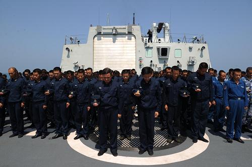 8月15日,正在出訪途中的中國海軍第五批護航編隊組織官兵在“廣州”艦后甲板莊嚴列隊默哀,悼念舟曲特大山洪泥石流遇難同胞。 新華社記者劉春暉攝