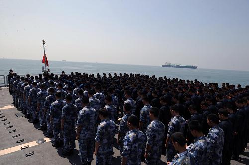 8月15日,正在出訪途中的中國海軍第五批護航編隊組織官兵在“廣州”艦后甲板莊嚴列隊默哀,悼念舟曲特大山洪泥石流遇難同胞。新華社記者劉春暉攝