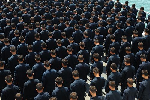 8月15日,正在出訪途中的中國海軍第五批護航編隊組織官兵在“廣州”艦后甲板莊嚴列隊默哀,悼念舟曲特大山洪泥石流遇難同胞。新華社發(fā)(江山攝)