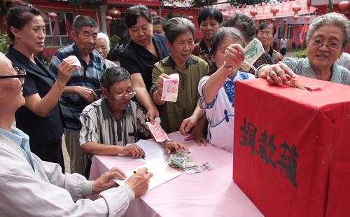 8月15日,黑龍江省牡丹江市安順敬老院的老人們向舟曲災(zāi)區(qū)踴躍捐款。 截至8月15日16時(shí),甘肅舟曲特大山洪泥石流死亡人數(shù)達(dá)到1248人,失蹤496人。 新華社發(fā)(莊文斌 攝)