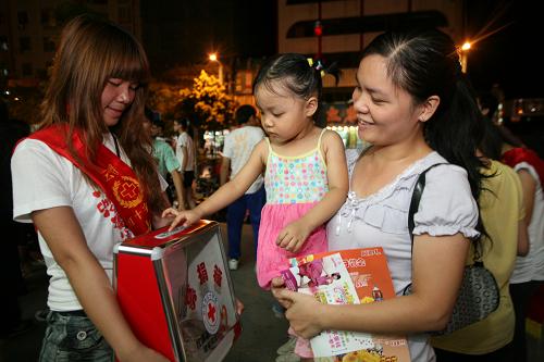 8月14日晚,廣東云浮市紅十字會(huì)等部門舉行“風(fēng)雨同舟 情系舟曲”賑災(zāi)義演,市民紛紛慷慨解囊,為舟曲災(zāi)區(qū)捐款獻(xiàn)愛心。