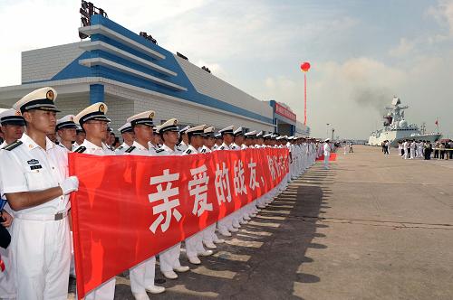 9月11日,海軍第五批護(hù)航編隊(duì)“廣州”艦、“巢湖”艦,順利回到祖國,受到熱烈歡迎。 9月11日,歷經(jīng)192個(gè)日日夜夜,航程92495海里,圓滿完成亞丁灣、索馬里海域護(hù)航任務(wù)的海軍第五批護(hù)航編隊(duì)“廣州”艦、“巢湖”艦,順利回到祖國。海軍第五批護(hù)航編隊(duì)執(zhí)行護(hù)航任務(wù)以來,針對(duì)海盜活動(dòng)的新特點(diǎn)、新動(dòng)向,先后查證驅(qū)離可疑船只85批370艘次,為41批588艘中外商船實(shí)施了伴隨護(hù)航,總噸位超過3063萬噸,刷新了海軍護(hù)航編隊(duì)護(hù)航船舶最多、噸位最重的紀(jì)錄。新華社發(fā)(江山攝)