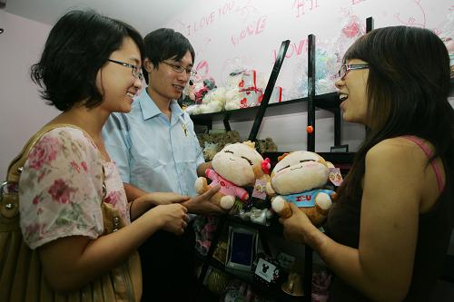 9月11日,“涂卡禮物店”店長(zhǎng)、天津大學(xué)四年級(jí)學(xué)生劉凱平(右)向顧客介紹商品。新華社發(fā)(李想 攝)