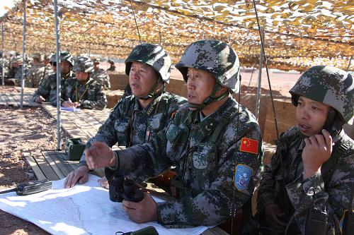 9月14日,在哈薩克斯坦馬特布拉克訓(xùn)練場,實兵合練指揮所的中國軍官在熟悉演練地形。當(dāng)日,“和平使命—2010”聯(lián)合軍演各方參演部隊在哈薩克斯坦馬特布拉克諸兵種合成訓(xùn)練場舉行了首次實兵合練。來自哈薩克斯坦、中國、吉爾吉斯斯坦、俄羅斯、塔吉克斯坦五國的參演官兵,參加了4個戰(zhàn)術(shù)行動的演練。合練采取徒步無彈藥消耗的方式進(jìn)行,目的在于使各方參演官兵熟悉地形、明確行動程序和協(xié)同方式。 新華社記者王建民攝