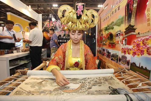 9月16日,來自河南省的汴繡表演者在旅游博覽會上進(jìn)行現(xiàn)場表演。當(dāng)日,第三屆國際旅游與世界遺產(chǎn)旅游博覽會(澳門)在澳門威尼斯人金光會展中心開幕。此屆博覽會展出面積逾4000平方米,有國際標(biāo)準(zhǔn)展位200個。新華社發(fā)(張金加攝)