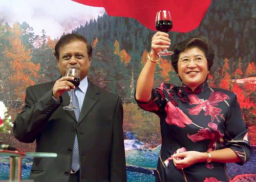 9月27日,在斯里蘭卡首都科倫坡,中國駐斯里蘭卡大使楊秀萍(右)和斯里蘭卡石油工業(yè)部長蘇西爾·普雷馬賈揚(yáng)塔共同舉杯,慶祝中華人民共和國成立61周年。當(dāng)晚,中國駐斯里蘭卡使館在科倫坡舉行國慶招待會(huì),慶祝中華人民共和國成立61周年。斯里蘭卡石油工業(yè)部長蘇西爾·普雷馬賈揚(yáng)塔代表斯政府出席并致辭。新華社記者劉詠秋攝