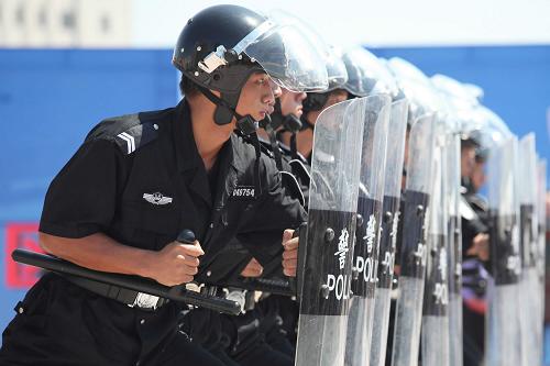 9月28日,珠海邊檢總站拱北站民警演示防暴隊(duì)形。新華社發(fā)(張金加 攝)