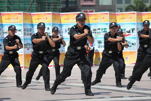 9月28日,珠海邊檢總站拱北站民警演示丁字警棍術(shù)。新華社發(fā)(張金加 攝)