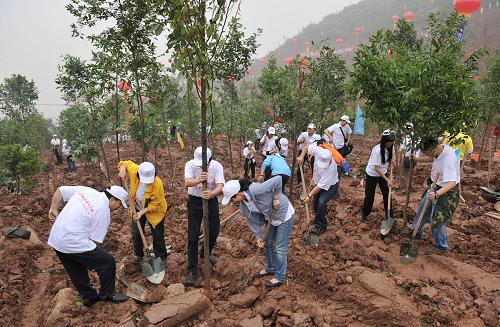 10月8日,在重慶市江北區(qū)五寶鎮(zhèn)下灣村,干部群眾在植樹。當日,“綠化長江、重慶行動”捐資造林大型公益活動正式啟動。共有50萬來自各行各業(yè)的干部群眾在長江兩岸40個植樹點進行植樹造林活動,以實際行動綠化長江、保護母親河。據(jù)悉,“綠化長江、重慶行動”將用3到5年的時間,實現(xiàn)在重慶長江兩岸造林380萬畝,森林覆蓋率提高到65%的目標。新華社記者陳誠攝