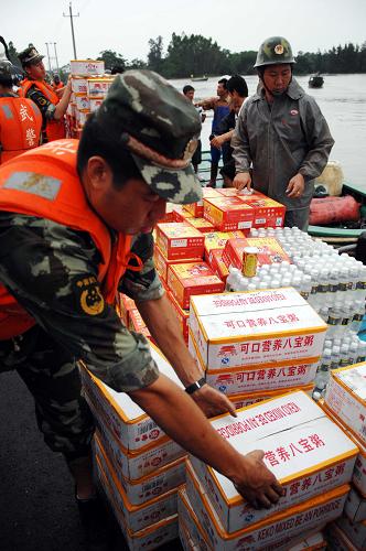 10月8日,武警官兵在萬寧市萬城鎮(zhèn)烏場村整理救援物資。新華社記者 侯建森 攝
