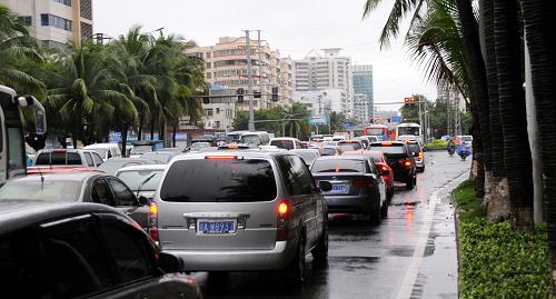 10月8日,??谑袇^(qū)因內(nèi)澇造成車輛阻塞。當日,??谑杏捎诔掷m(xù)降雨造成市區(qū)內(nèi)嚴重內(nèi)澇,部分路段癱瘓,市民出行受到嚴重影響。據(jù)海南省氣象局當日6時統(tǒng)計,??谑羞^去24小時內(nèi)降雨量達222.6毫米,未來30至40小時,??诮涤炅繉⑿略?50至250毫米。 新華社記者 王存福 攝