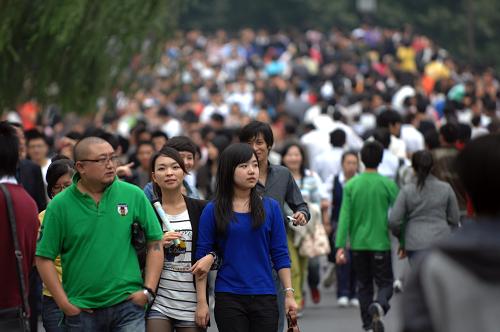 西湖景區(qū)內(nèi)人頭攢動(dòng)(10月1日攝)。新華社記者 黃宗治 攝