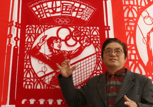 11月1日,《中國(guó)奧運(yùn)金牌頌》的設(shè)計(jì)者劉繼成介紹剪紙掛箋的創(chuàng)作過(guò)程。當(dāng)日,由十幾位剪紙藝人歷時(shí)六個(gè)多月創(chuàng)作的66幅剪紙系列掛箋《中國(guó)奧運(yùn)金牌頌》在安徽阜陽(yáng)完成。該作品的總面積為2008.8平方尺。