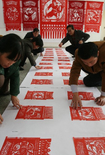 11月1日,參與創(chuàng)作的剪紙藝人整理剪紙系列掛箋《中國(guó)奧運(yùn)金牌頌》的原創(chuàng)母本小樣。