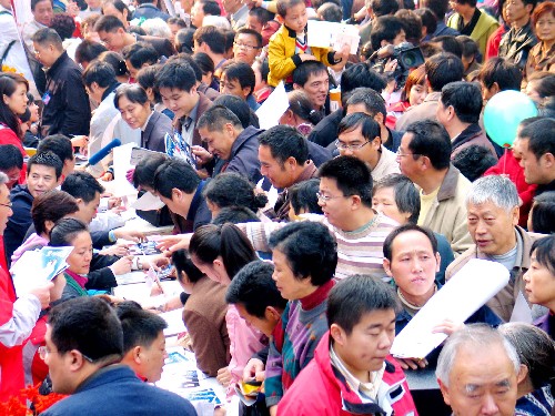11月4日,為迎接即將到來的記者節(jié),江蘇省新聞界在南京市山西路廣場舉辦“記者與黨和人民心連心”大型廣場咨詢服務(wù)活動,眾多名記者、名編輯、名主持人以及中央新聞單位駐寧機(jī)構(gòu)的新聞工作者,與市民面對面交流,傾聽市民呼聲,為市民提供咨詢服務(wù)。