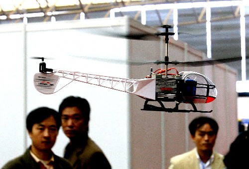 11月6日,觀(guān)眾在觀(guān)看一架懸停在空中的直升飛機(jī)模型。 當(dāng)日,2007中國(guó)國(guó)際工業(yè)博覽會(huì)在上海新國(guó)際博覽中心開(kāi)幕。本屆工博會(huì)的主題是“科技創(chuàng)新和裝備制造業(yè)”,設(shè)重大技術(shù)裝備、信息技術(shù)與裝備、數(shù)控機(jī)床與金屬加工、工業(yè)自動(dòng)化、能源、環(huán)保技術(shù)與設(shè)備、科技創(chuàng)新等7大專(zhuān)業(yè)展,1755家海內(nèi)外企業(yè)參展,展位總數(shù)達(dá)4500多個(gè),展覽面積達(dá)10.35萬(wàn)平方米。