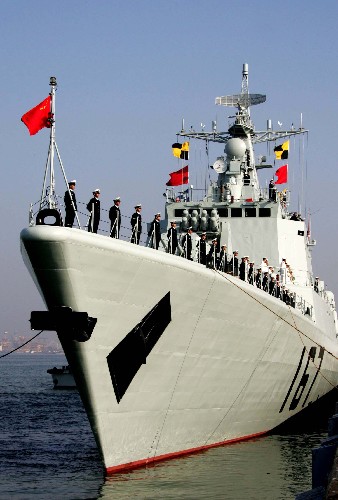 11月21日,“深圳”號(hào)導(dǎo)彈驅(qū)逐艦整裝待發(fā)。當(dāng)日,應(yīng)日本海上自衛(wèi)隊(duì)的邀請(qǐng),中國(guó)海軍“深圳”號(hào)導(dǎo)彈驅(qū)逐艦從廣東湛江港啟航,將于11月28日至12月1日對(duì)日本進(jìn)行友好訪問。此次訪問是為紀(jì)念中日邦交正?;?5周年而進(jìn)行的一次重要活動(dòng),是中國(guó)海軍艦艇歷史上首次訪問日本。