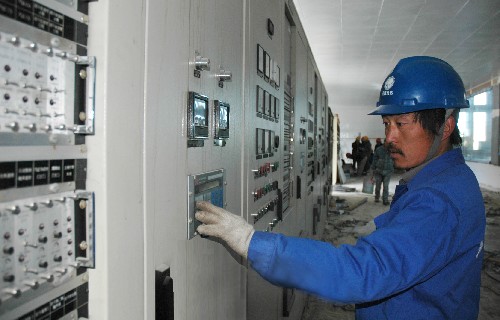 12月9日,工程師在藏中電網(wǎng)應(yīng)急電源主控機(jī)房調(diào)試相關(guān)設(shè)備。 應(yīng)急電源工程是西藏自治區(qū)為緩解冬季電力高峰矛盾興建的重點(diǎn)工程,總投資1.4億多元,計(jì)劃2008年6臺(tái)機(jī)組全部投產(chǎn)發(fā)電。