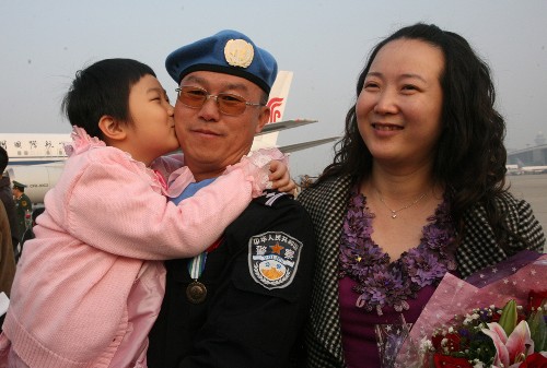 12月15日,防暴隊政委胡運旺一家三口在機場團圓。