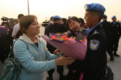 12月15日,防暴隊隊員與親人團聚。
