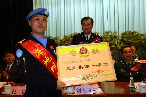 12月15日,防暴隊隊員展示集體一等功獎狀。