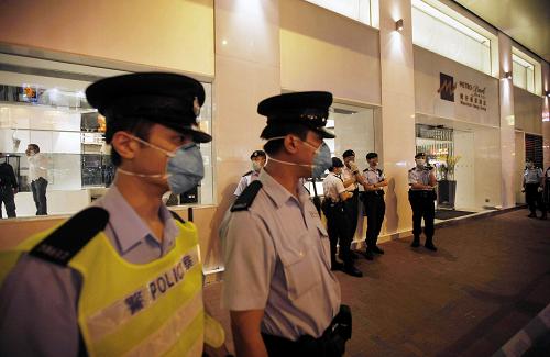 5月1日,警察在被下令隔離的香港灣仔維景酒店外警戒。新華社記者 周磊 攝