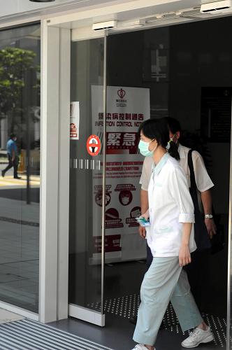 5月2日,醫(yī)護人員在收治確診的墨西哥病人的香港瑪嘉烈醫(yī)院傳染病中心。新華社記者 黃本強 攝