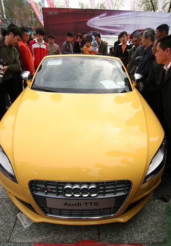 5月1日,市民在吉林市舉辦的汽車文化博覽會(huì)上觀賞高檔轎車。當(dāng)日,為期三天的汽車文化博覽會(huì)在吉林市世紀(jì)廣場(chǎng)拉開(kāi)帷幕,來(lái)自國(guó)內(nèi)外的眾多暢銷品牌車參展,吸引了數(shù)萬(wàn)市民前來(lái)參觀和選購(gòu)。新華社發(fā)