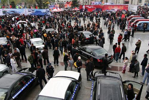 5月1日,在吉林市舉辦的汽車文化博覽會(huì)上,參觀者摩肩接踵。新華社發(fā)