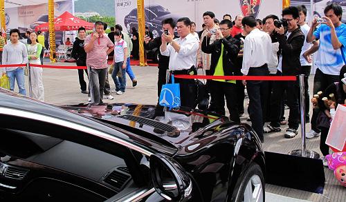 5月2日,2009臺(tái)州品牌汽車廣場(chǎng)車展在浙江省臺(tái)州市政府廣場(chǎng)舉行。共有46家汽車4S店,200多款高、中、低車參展。車展豐富了市民的假期生活,也推動(dòng)了汽車消費(fèi)、傳播了汽車文化。新華社發(fā)
