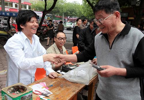 5月17日,一位市民拿著剛修好的收音機(jī)向殘疾修理師表示感謝。 當(dāng)日,浙江省海寧市舉行慶祝“全國(guó)助殘日”志愿者助殘、殘疾人回報(bào)社會(huì)廣場(chǎng)服務(wù)活動(dòng)。新華社發(fā)(沈達(dá) 攝)