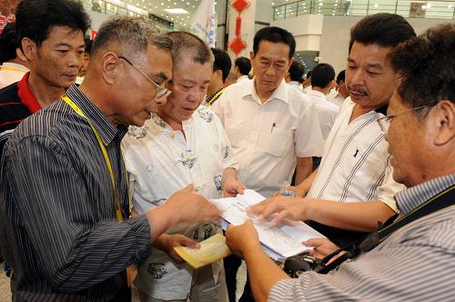 5月17日,來自臺灣高雄和廈門同安的兩岸陳氏宗親在對接族譜。當(dāng)日,海峽論壇·閩臺姓氏族譜和涉臺文物展暨宗親懇談會在廈門博物館舉行,展出族譜5700多冊,涉及閩臺姓氏141個,吸引眾多兩岸宗親前來參觀,共敘親緣。新華社記者 姜克紅 攝