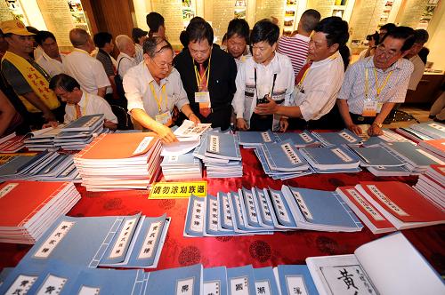 5月17日,兩岸姓氏宗親代表在參觀、查閱展出的族譜。新華社記者 姜克紅 攝