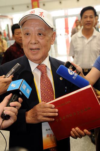 5月17日,來自臺北82歲的張俊生在向媒體介紹他編著的《臺灣張氏族譜考增編本》。新華社記者 姜克紅 攝
