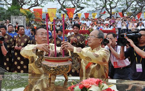 5月17日,主祭人在“海峽論壇·鄭成功文化節(jié)”開幕式上敬香。新華社記者 何俊昌 攝