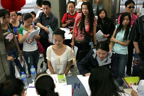 5月17日,眾多殘疾大學(xué)生前來參加專場招聘會。新華社發(fā)(趙冰 攝)