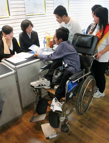 5月17日,一位殘疾人在合肥市舉行的殘疾人用工招聘會上與用工企業(yè)工作人員洽談。新華社發(fā)(李博 攝)