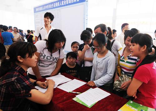 5月16日,前來應(yīng)聘的殘疾人畢業(yè)生在招聘會上與用人單位工作人員洽談。新華社發(fā)(李斌 攝)