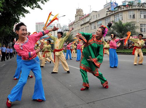 5月17日,廈門老朋友藝術(shù)團(tuán)演員為街道兩旁觀眾表演“貢球”。當(dāng)日,一場(chǎng)大型閩臺(tái)民俗文化踩街活動(dòng)在福建廈門精彩上演,來自海峽兩岸的13支表演隊(duì)為嘉賓和市民獻(xiàn)上“貢球”、舞蹈、民間戲曲等節(jié)目。新華社記者 何俊昌 攝